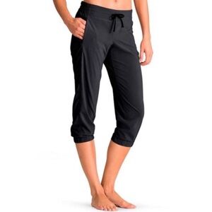 ATHLETA La Vida Capri Pant in Black
